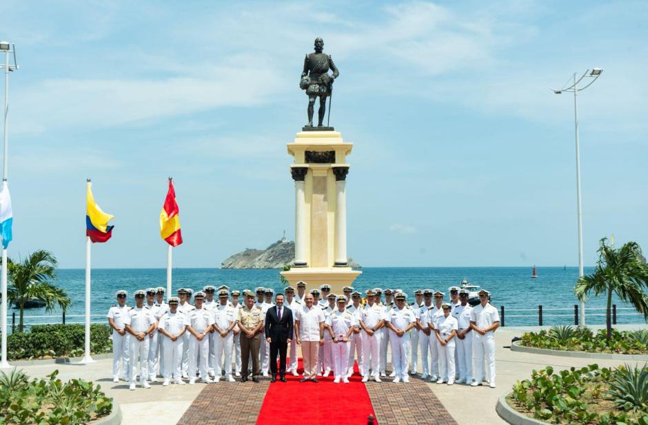 Ofrenda floral ante el monumento a Rodrigo de Bastidas, fundador de Santa Marta