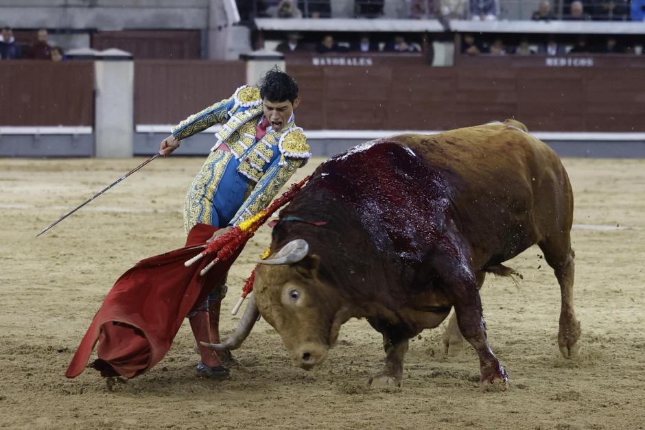 Isaac Fonseca, con ese último toro, al que cortó una oreja