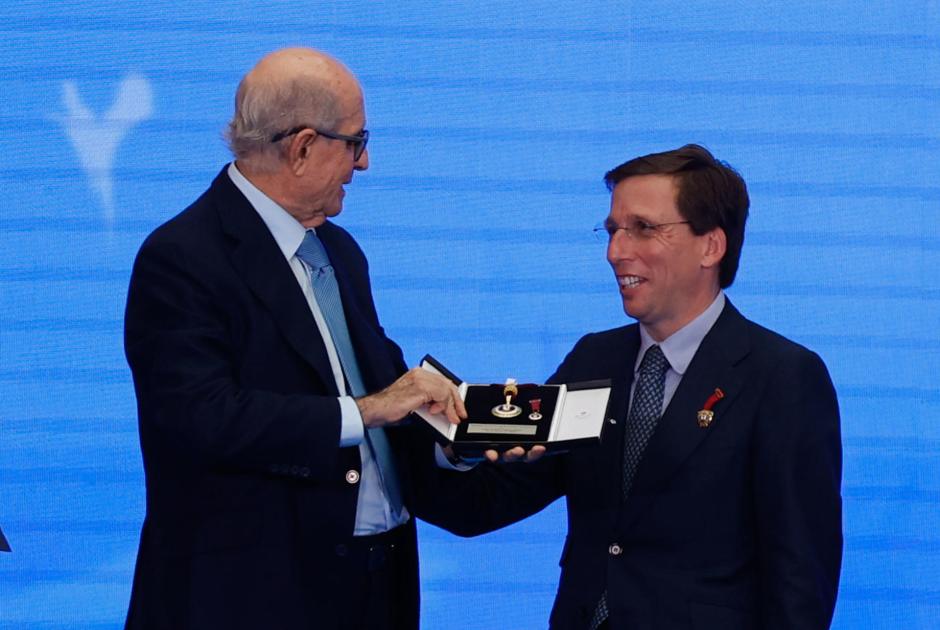 José Luis Martínez-Almeida entrega la distinción al coleccionista Juan Antonio Pérez Simón