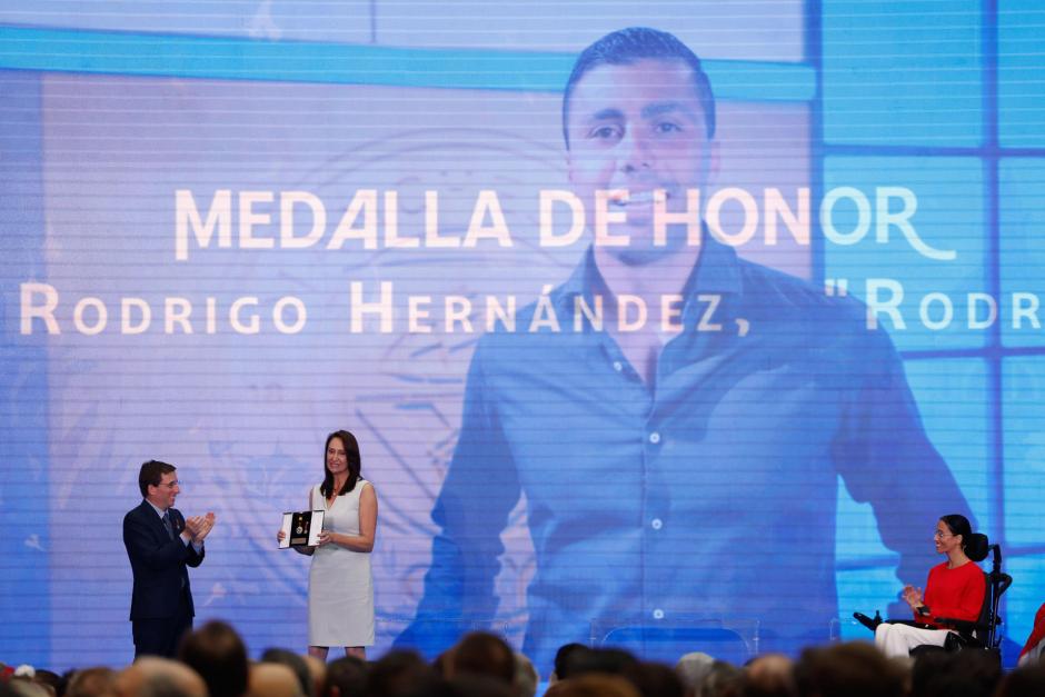 Almeida entrega la medalla de san isidro a la madre de Rodri en su representación