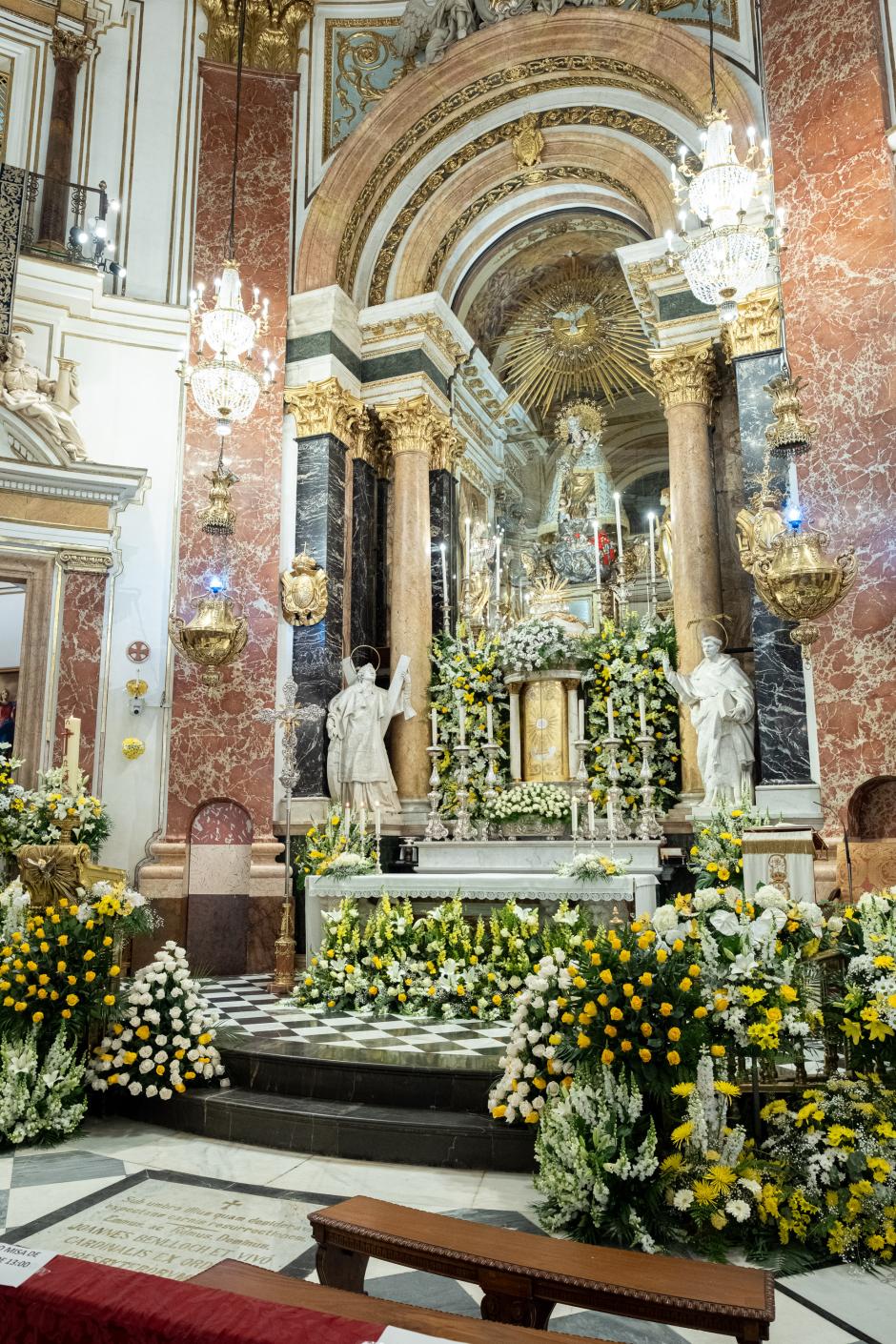 Interior de la Basílica de la Virgen de los Desamparados de Valencia.