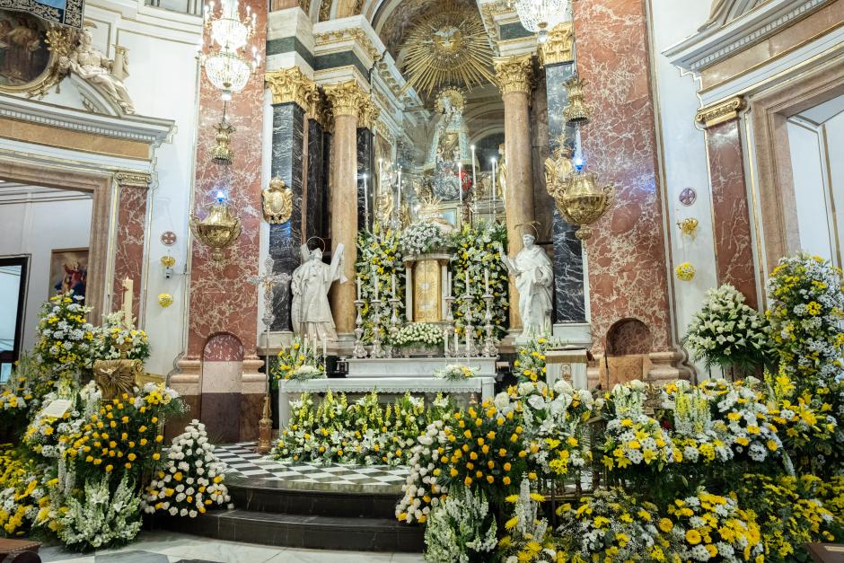 Interior de la Basílica de la Virgen de los Desamparados de Valencia.