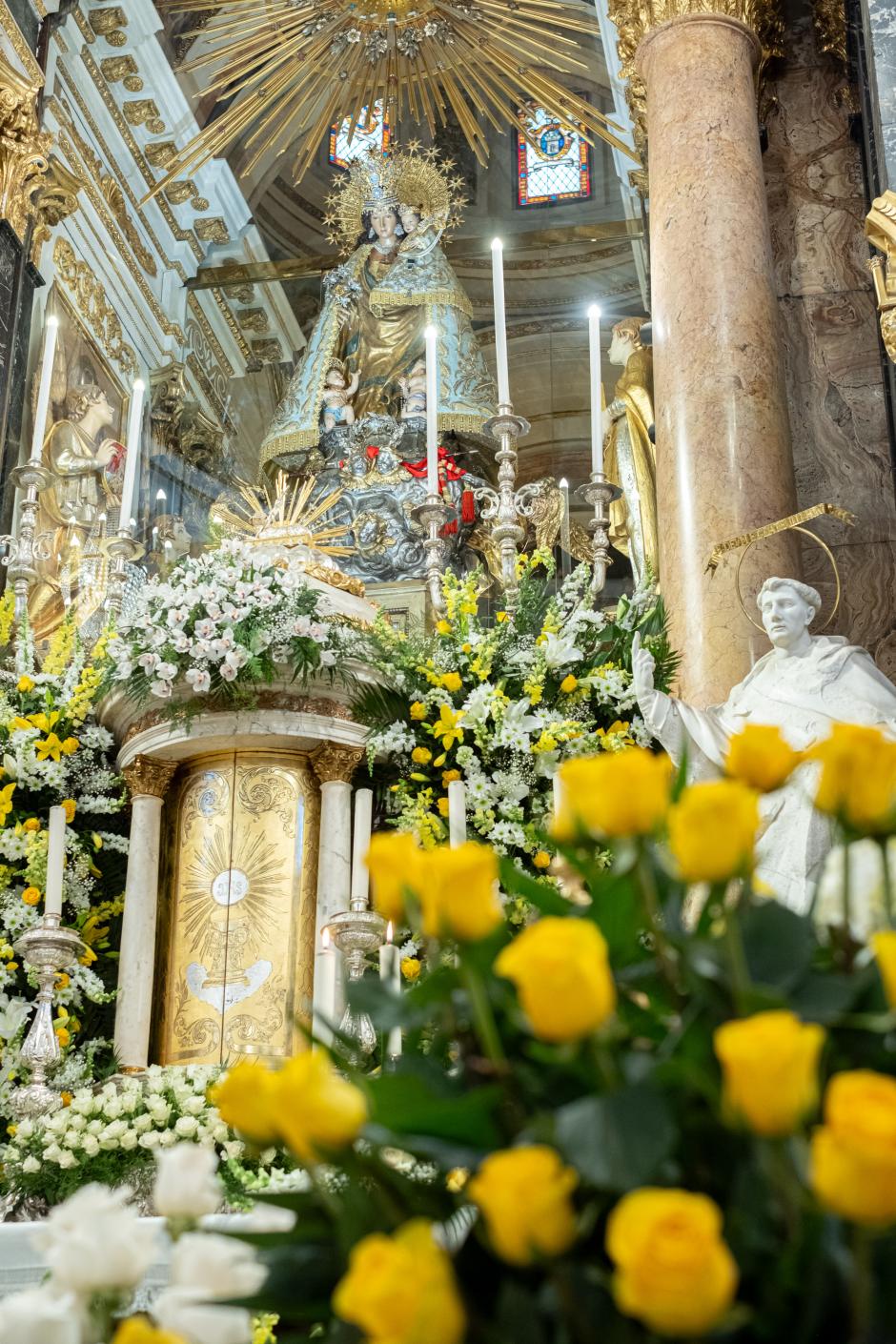 Interior de la Basílica de la Virgen de los Desamparados de Valencia.