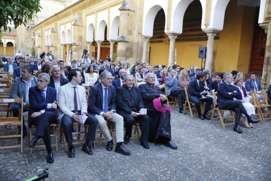 Público asistente al acto celebrado en el Patio de los Naranjos