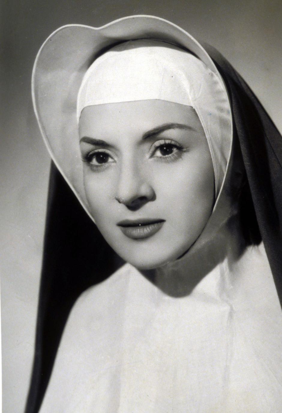 LA CANTANTE LOLA FLORES
En la foto, vestida de monja