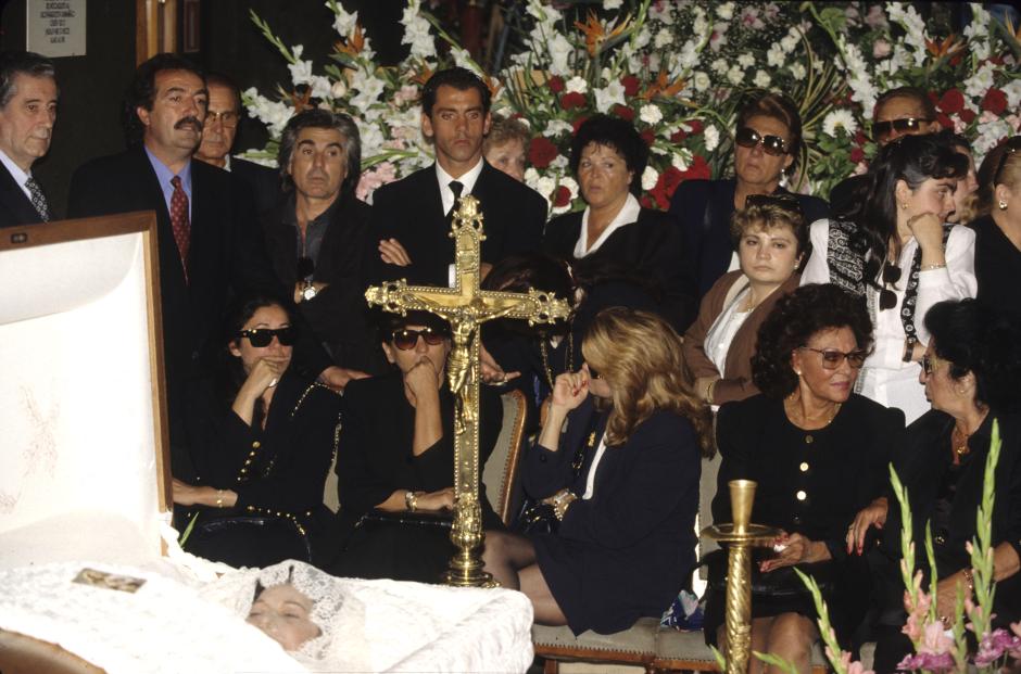 LA CANTANTE LOLA FLORES CON CARMEN POLO DURANTE EL FESTIVAL DE NAVIDAD DE 1965