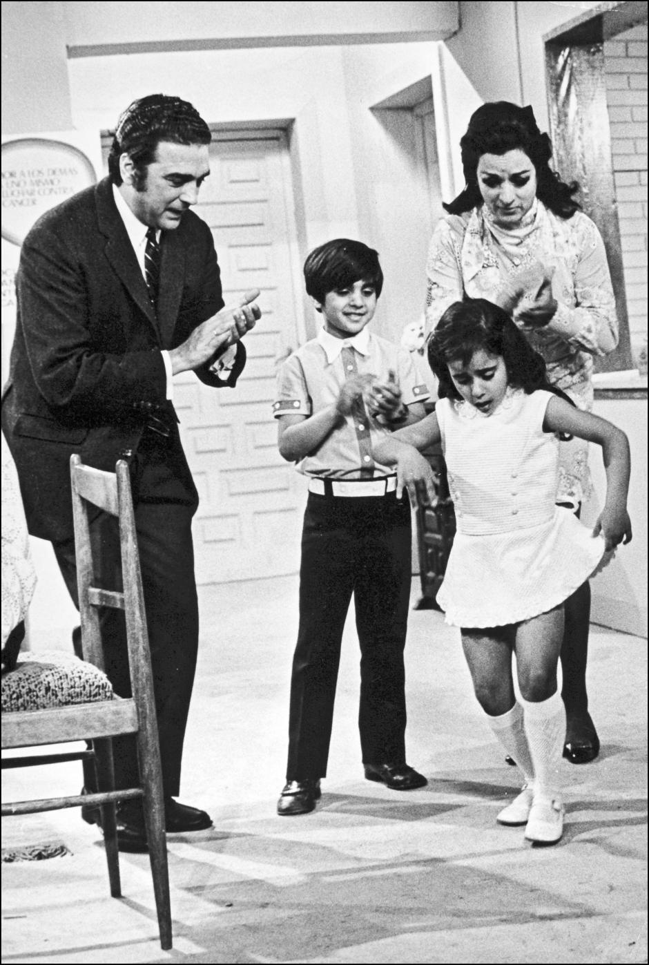 ANTONIO GONZALEZ ''EL PESCADILLA'' CON SU MUJER LA CANTANTE LOLA FLORES Y SUS HIJOS ANTONIO Y ROSARIO FLORES