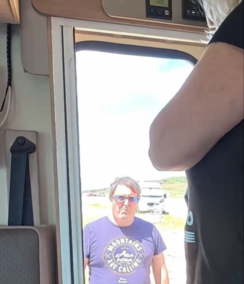 Los ocupantes de esta caravana reciben una advertencia
