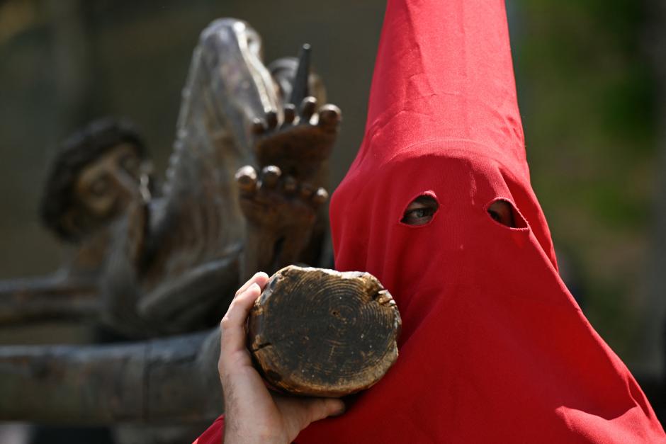 A member of a confraternity from Perpignan takes part in a procession as part of the Jubilee of Confraternities, near the Colosseum in Rome on May 17, 2025. (Photo by Stefano Rellandini / AFP)