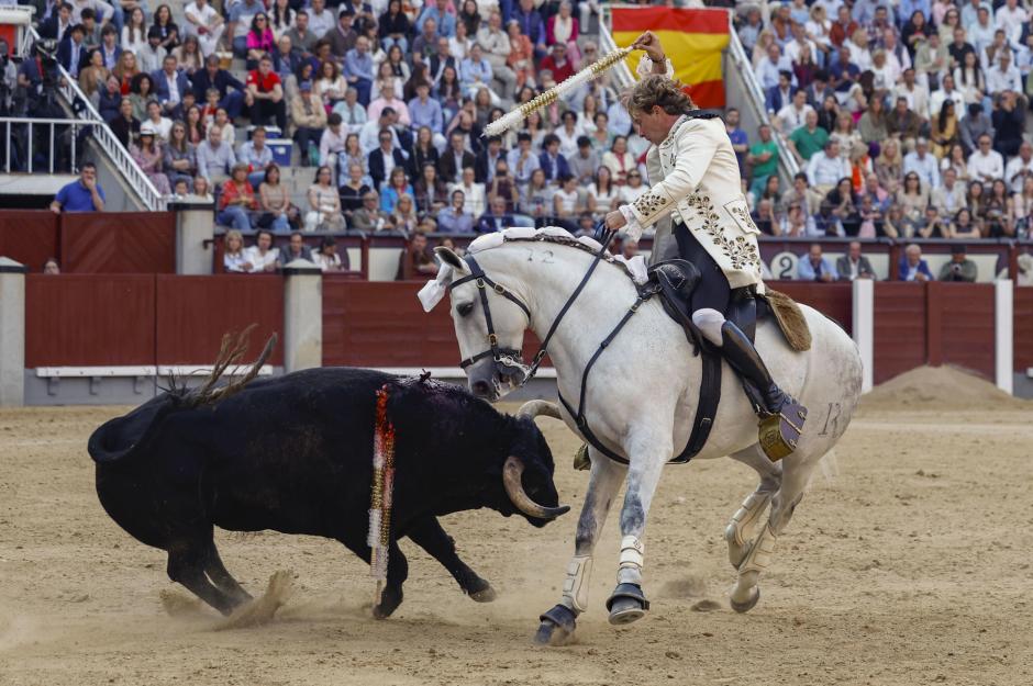 El rejoneador portugués Rui Fernandes durante la corrida de rejones de la Feria de San Isidro, con reses de El Capea, Carmen Lorenzo y San Pelayo, este sábado en la plaza de toros de Las Ventas, en Madrid