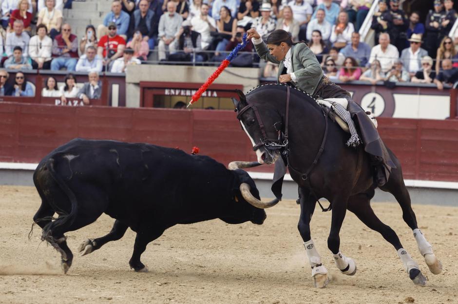 La rejoneadora francesa Lea Vicens durante el festejo de rejones de la Feria de San Isidro, con reses de El Capea, Carmen Lorenzo y San Pelayo, este sábado en la Monumental de Las Ventas, en Madrid