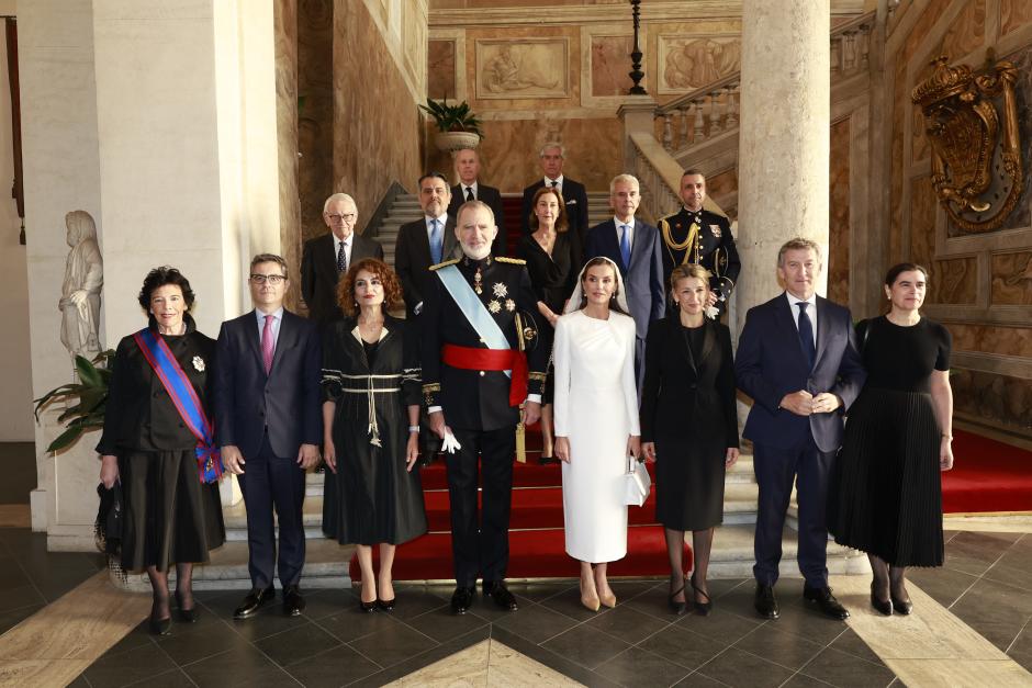Los Reyes con la delegación española que asiste a la misa del inicio del pontificado de León XIV