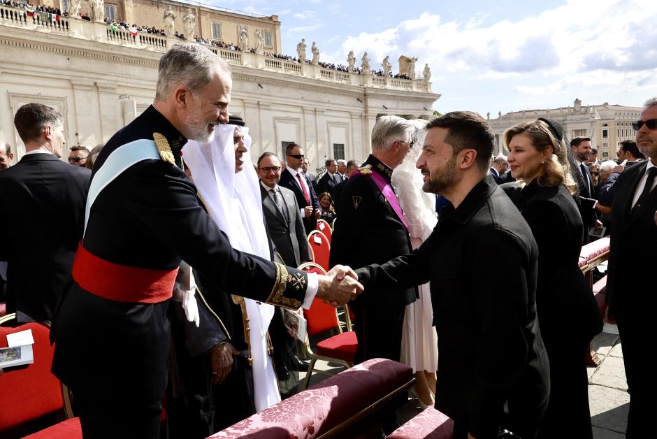 Volodímir Zelenski saluda al Rey en la plaza de San Pedro este domingo