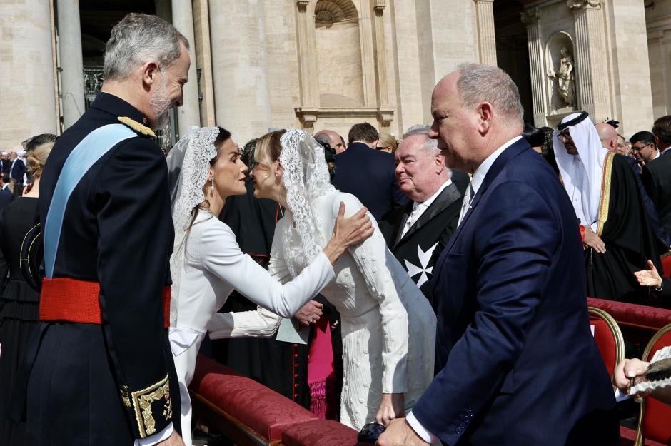Los Reyes saludan a los Príncipes Alberto y Charlene de Mónaco