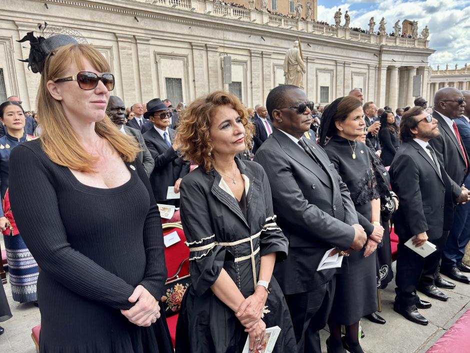 La vicepresidenta María Jesús Montero sigue la ceremonia filas atrás