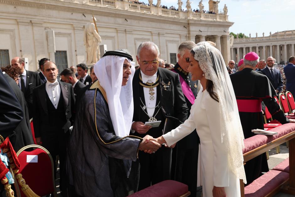 La Reina recibe el saludo del jeque Saud bin Saqr al Qasimi, actual jefe de Estado de Emiratos Árabes Unidos
