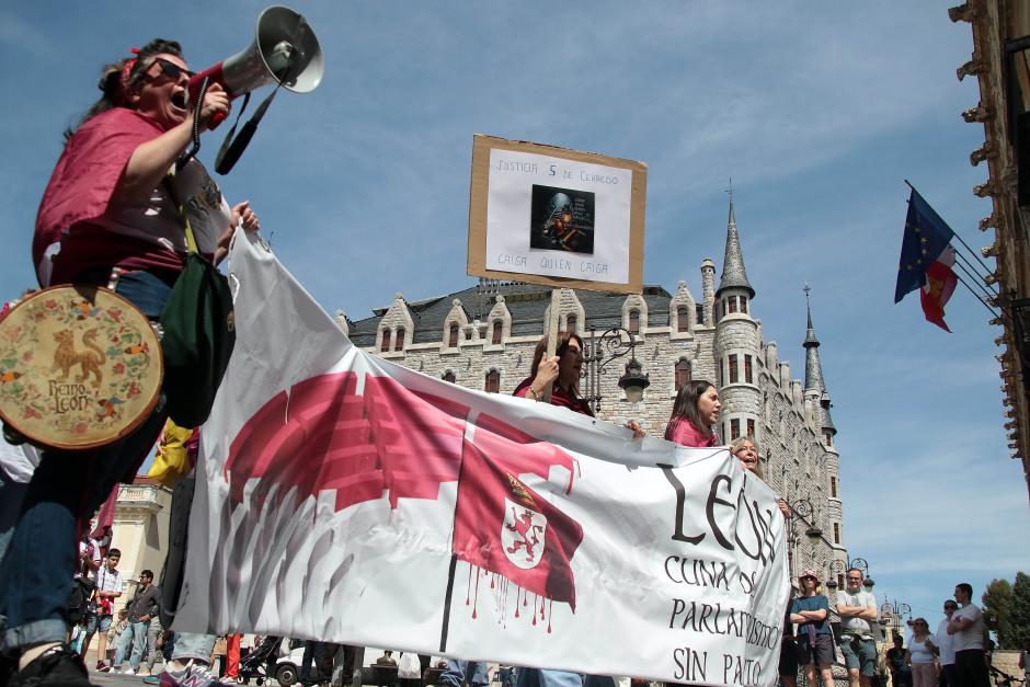 Una manifestante por la autonomía leonesa