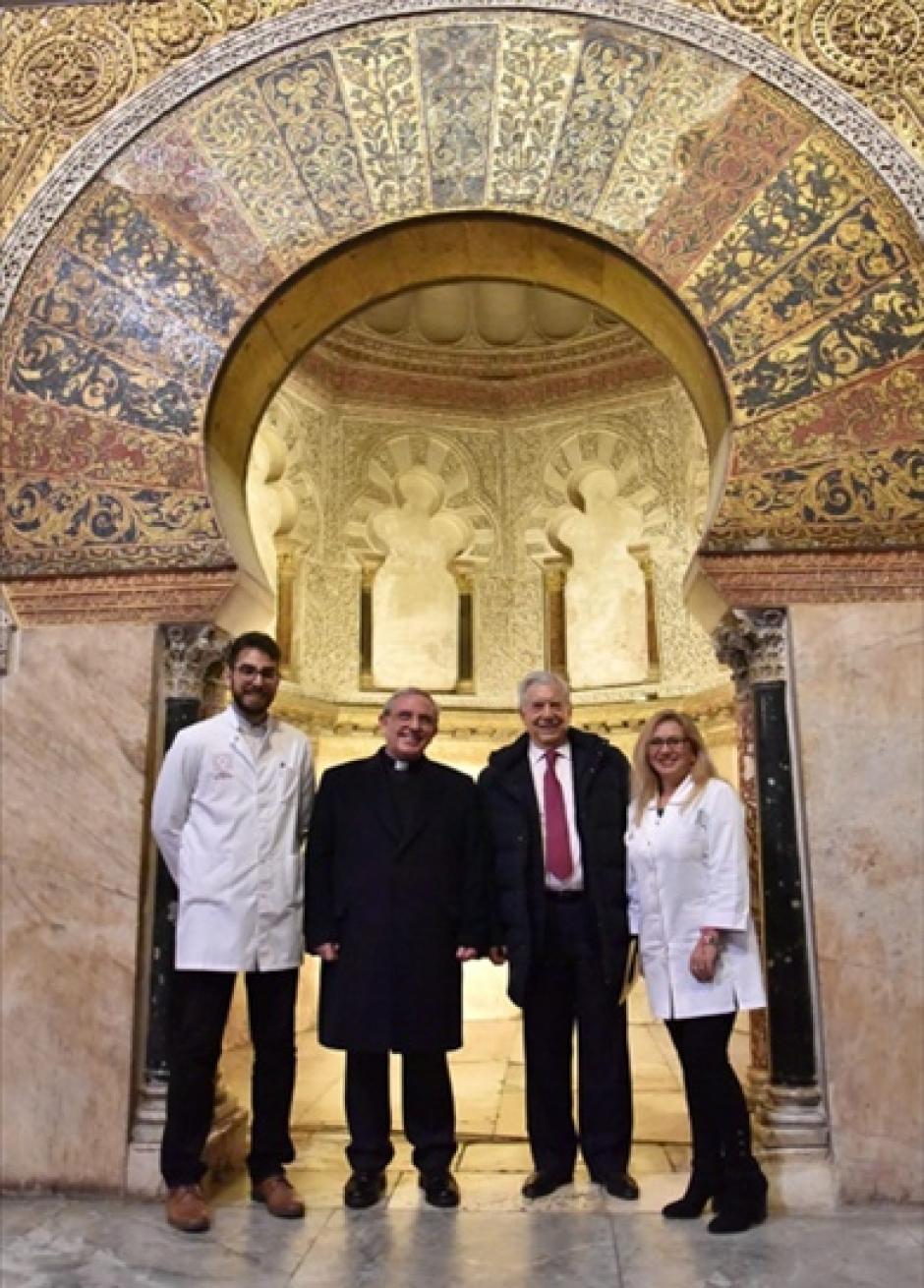 Fotografía de Mario Vargas Llosa con el presidente del Cabildo y los encargados del Archivo de la Catedral de Córdoba