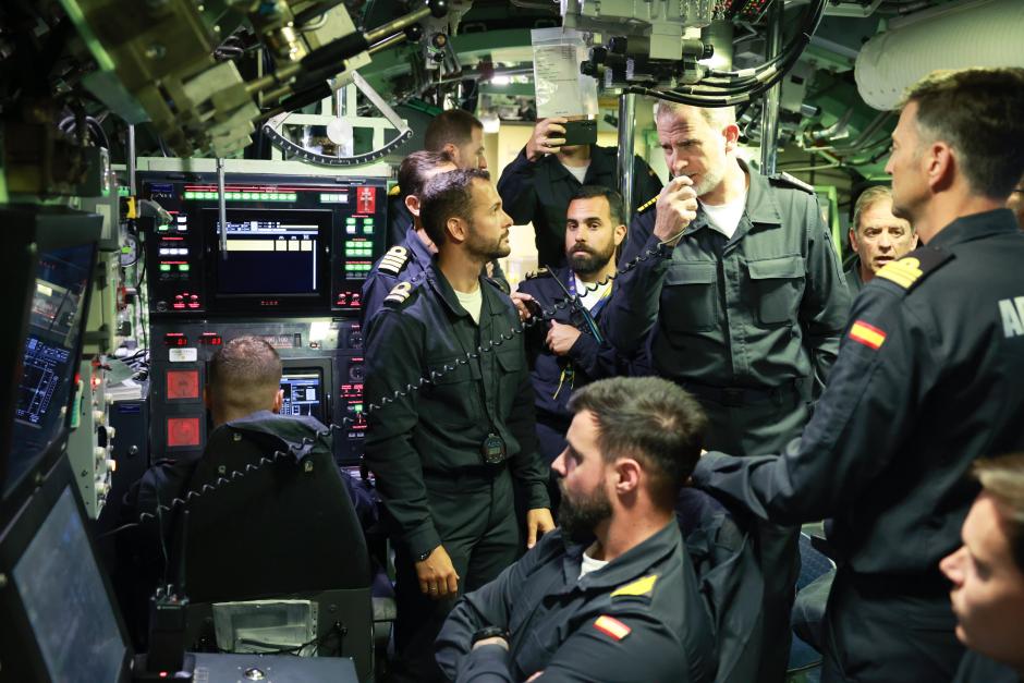 Don Felipe, durante la inmersión en el submarino Isaac Peral