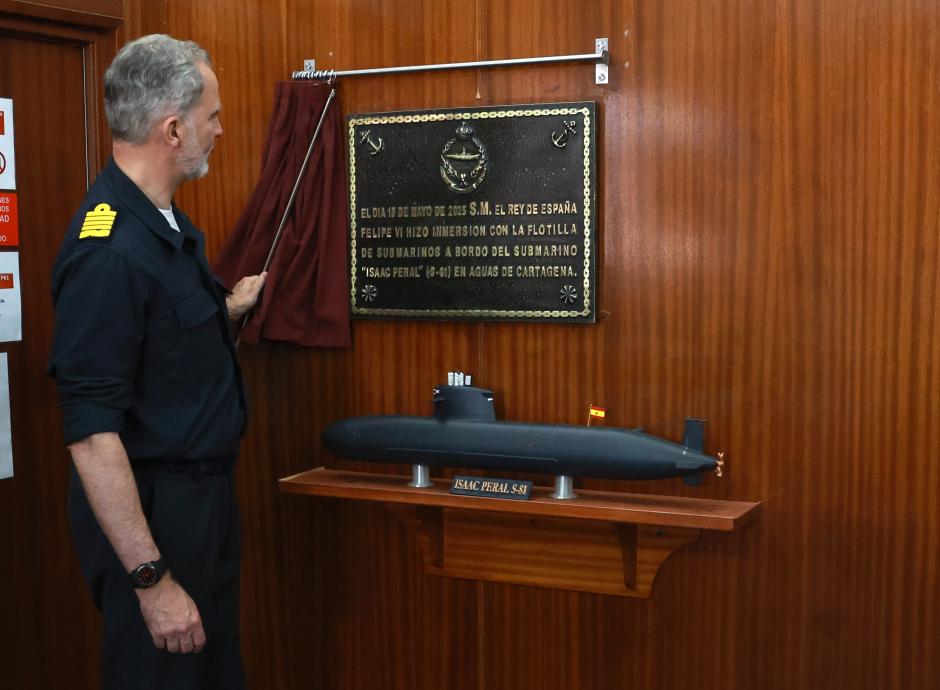 El Rey descubre una placa conmemorativa de su visita al submarino