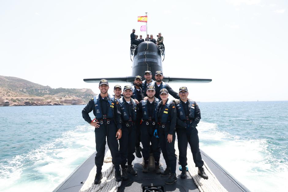 Parte de la dotación del submarino Isaac peral