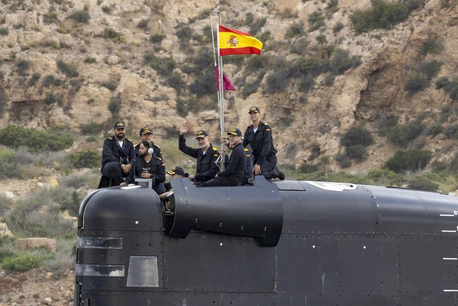 El Rey saluda desde el submarino Isaac Peral
