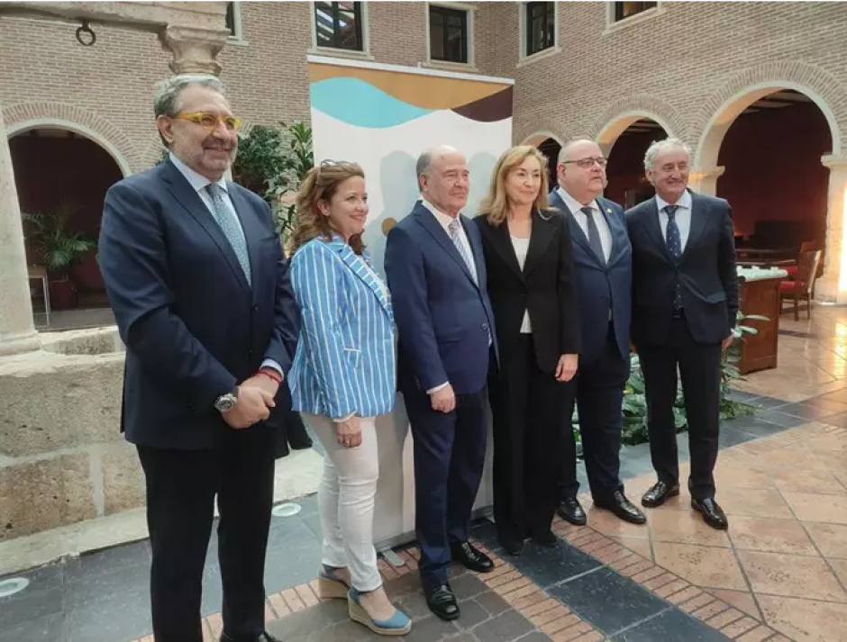 CyL, Madrid, La Rioja y C-LM coinciden en la necesidad de un consenso y financiación para solucionar la falta de médicos
Los consejeros de Sanidad de Castilla y León, Madrid, La Rioja y Castilla-La Mancha han coincidido en la necesidad de buscar un consenso o alcanzar un pacto y una financiación adecuada para atajar la falta de médicos.
Leer más: https://www.europapress.es/castilla-y-leon/noticia-cyl-madrid-rioja-lm-coinciden-necesidad-consenso-financiacion-solucionar-falta-medicos-20250519143204.html
(c) 2025 Europa Press. Está expresamente prohibida la redistribución y la redifusión de este contenido sin su previo y expreso consentimiento