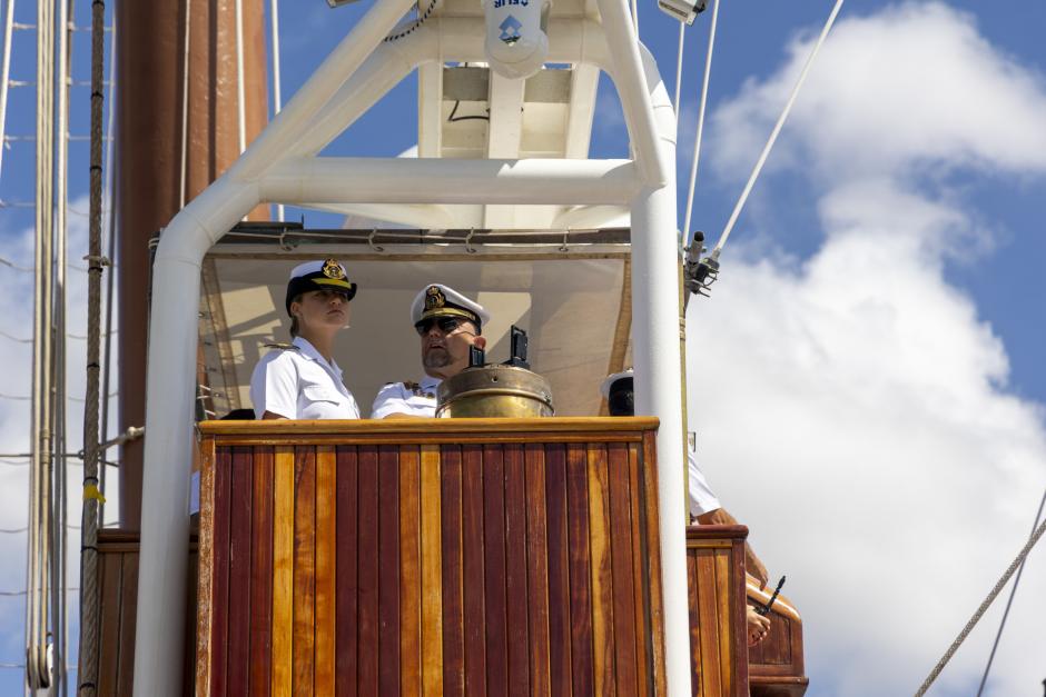La Princesa de Asturias dirige la maniobra de arribo y atraque del buque escuela de la Armada