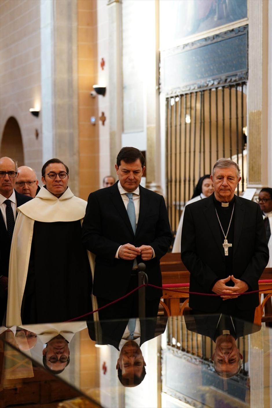 El prior de los carmelitas descalzos, Miguel Ángel González, en el centro, junto al presidente de la Junta de Castilla y León, Alfonso Fernández Mañueco (2d), y el obispo de Salamanca, José Luis Retana