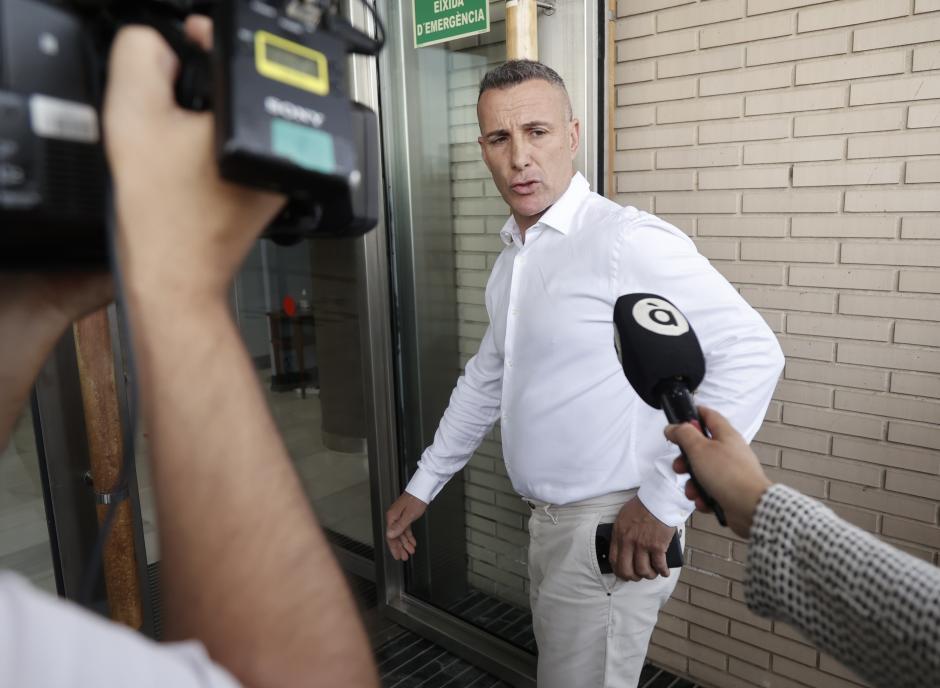 El expiloto de motos, Álex Debón, a su llegada a un juicio por el caso ‘Aerocas’