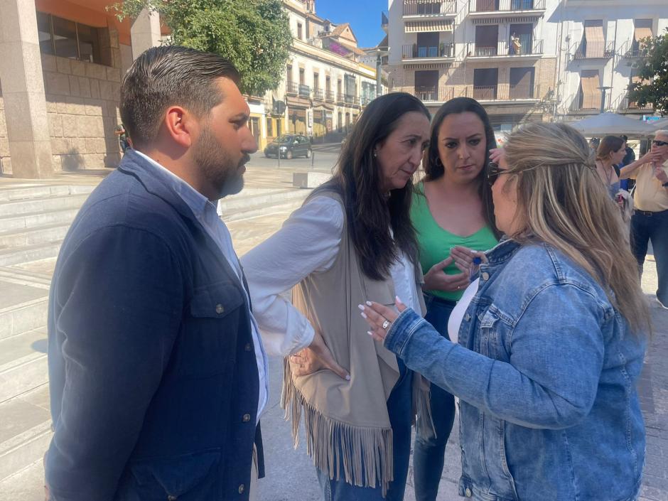 Paula Badanelli (2i) conversa con los vecinos de Alcolea