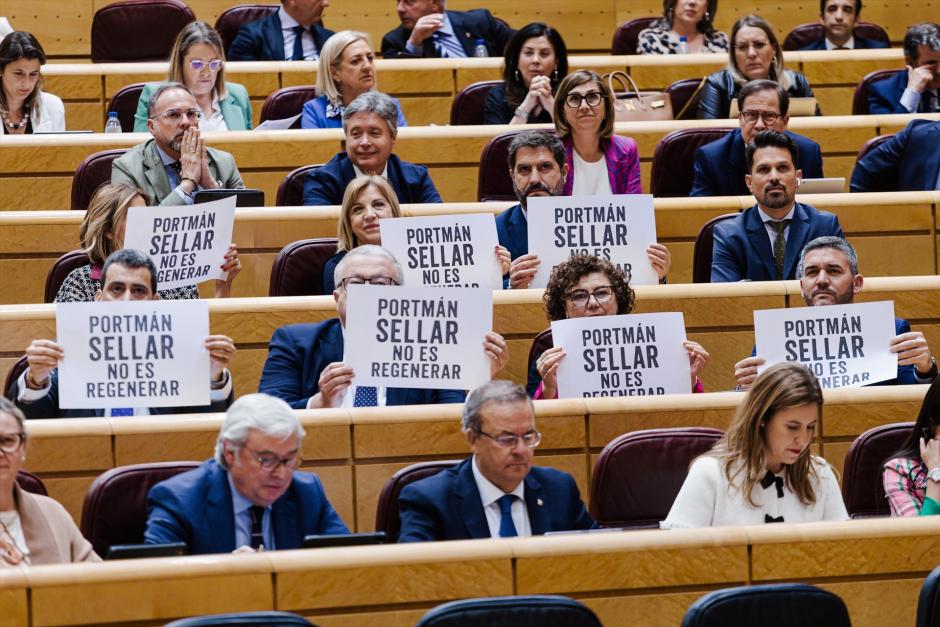 Senadores del PP sacan carteles contra el sellado en la bahía de Portmán