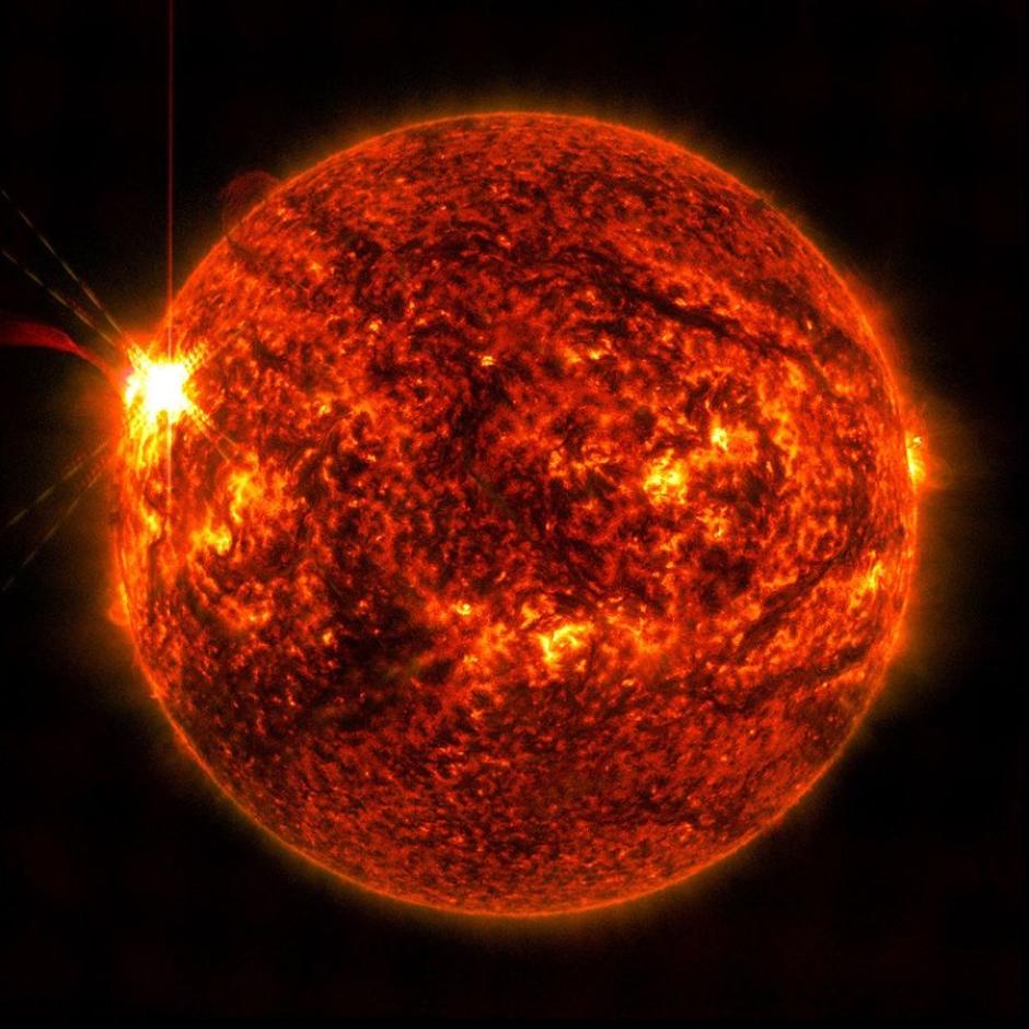 El Observatorio de Dinámica Solar de la NASA capturó esta imagen de una llamarada solar (vista como el destello brillante a la izquierda) el 14 de mayo