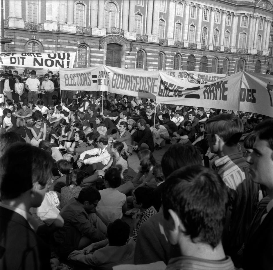 Manifestación en Toulouse a mediados de junio de 1968. En una pancarta se alcanza a leer: «elecciones = arma de la burguesía»