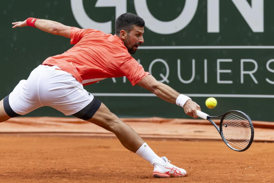 Novak Djokovic disputando un punto durante el partido de este miércoles en el torneo de Ginebra