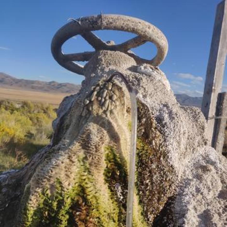 Pozo de agua abandonado, Montana, EE.UU. La medición de gases disueltos en aguas subterráneas podría ayudar a descubrir hidrógeno natura