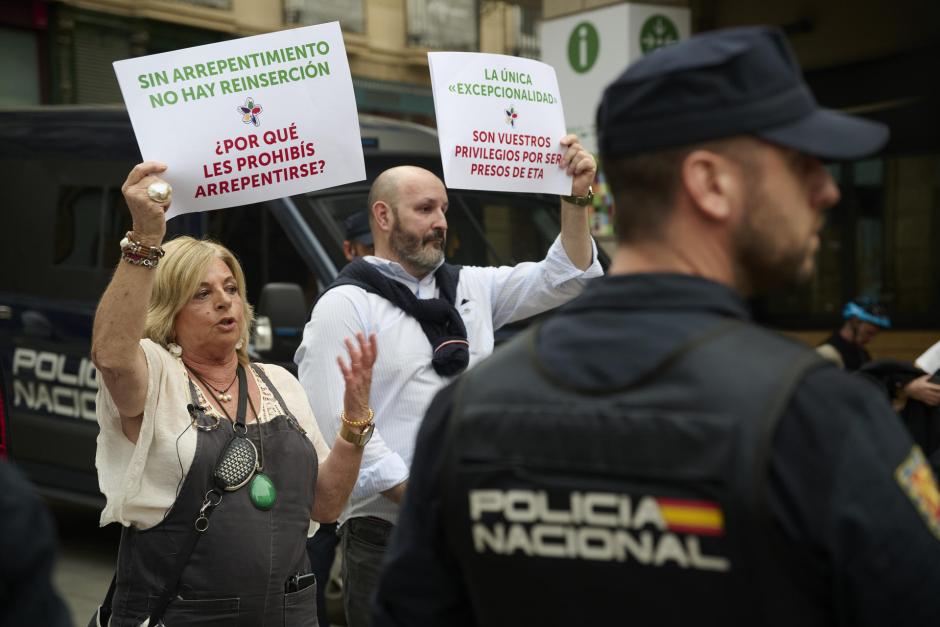 Consuelo Ordóñez y otros integrantes de Covite se contramanifiestan durante el acto final de la iniciativa 'Puzzlea osatu arte!' de Sare