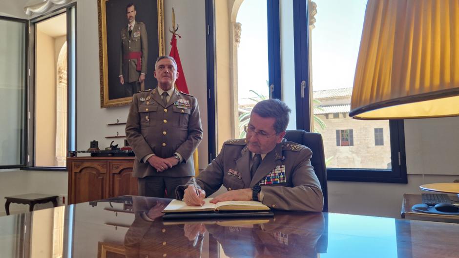 El Jefe de Estado Mayor del Ejército (JEME), general de ejército Amador Enseñat y Berea, firma el Libro de Honor de la Comandancia General de Baleares