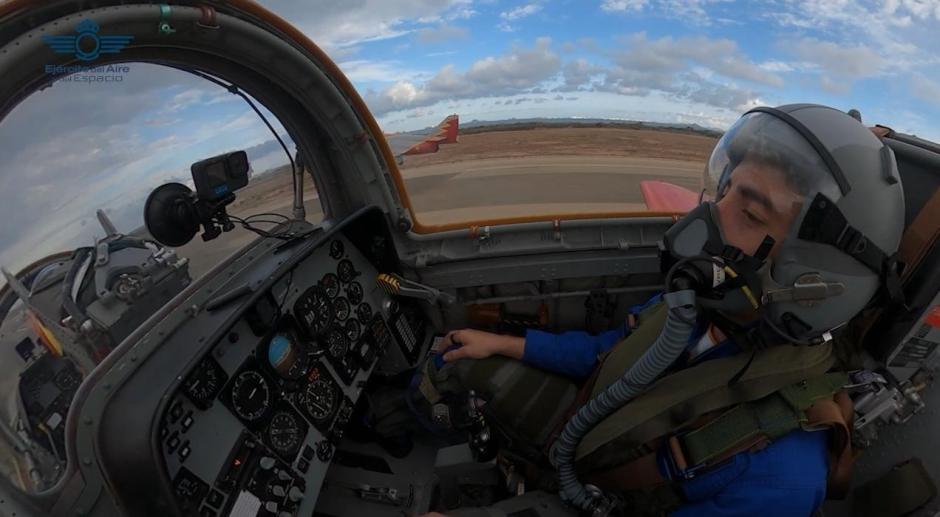Pedro Acosta en un avión C-101 del Ejército del Aire y del Espacio