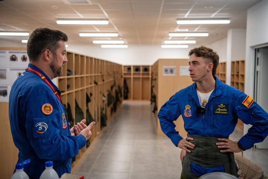 Pedro Acosta recibe explicaciones antes del vuelo acrobático en un avión de la Patrulla Águila