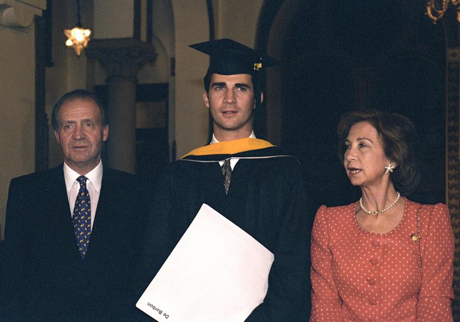 Don Felipe con los Reyes en la Universidad de Georgetown el día de su graduación