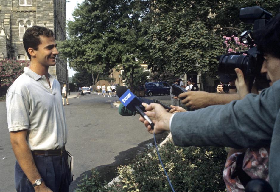 Don Felipe comparece ante los periodistas en las puertas de la Universidad de Georgetown