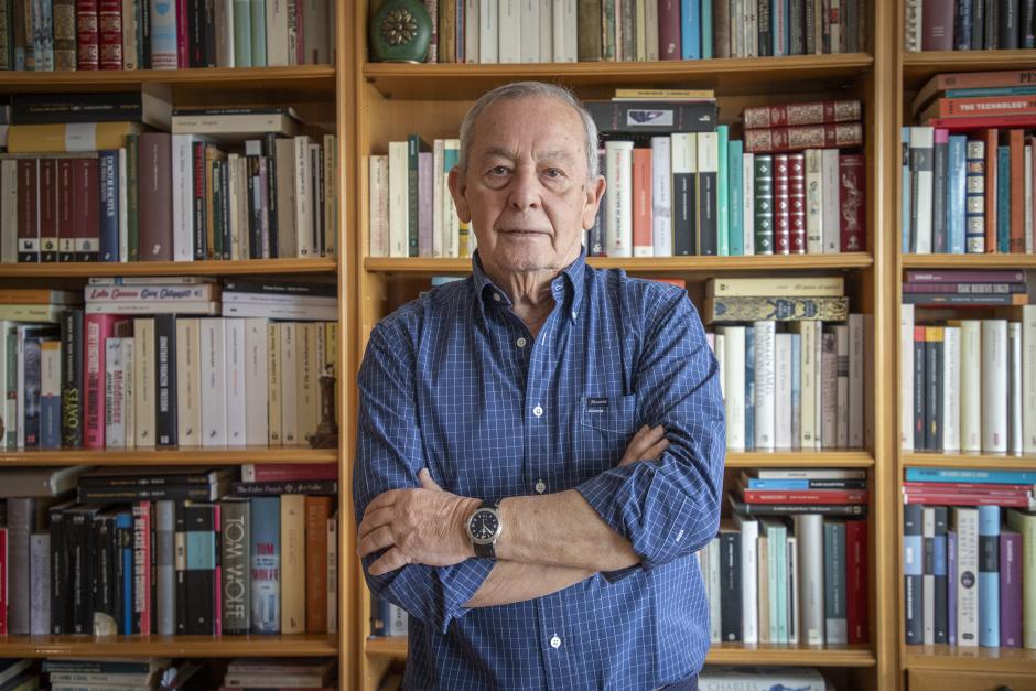 Carlos Solchaga posa ante su extensa biblioteca en su vivienda de Madrid
