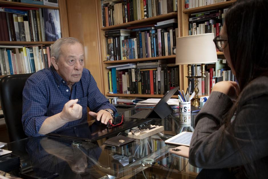 Carlos Solchaga conversa con la periodista Marisa Gallero durante la entrevista en su vivienda de Madrid