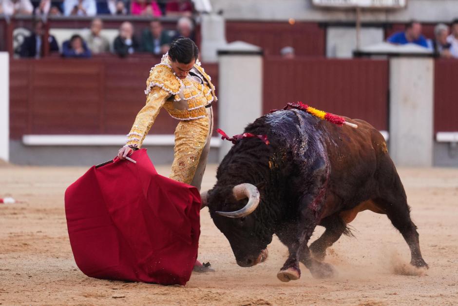 Juan Ortega da un pase con la muleta