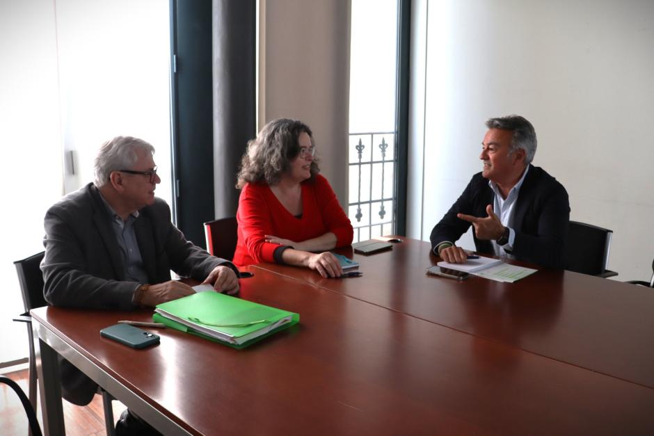 El diputado regional José Chulvi, a la derecha, en su reunión con Acció Cultural del País Valencià