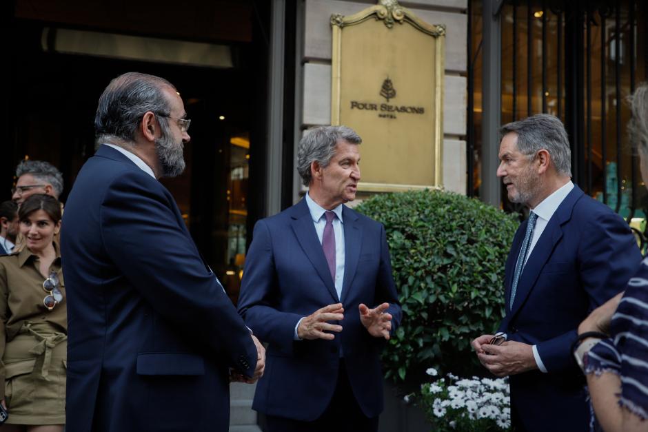 Alfonso Bullón de Mendoza y Bieito Rubido con Alberto Núñez Feijóo
