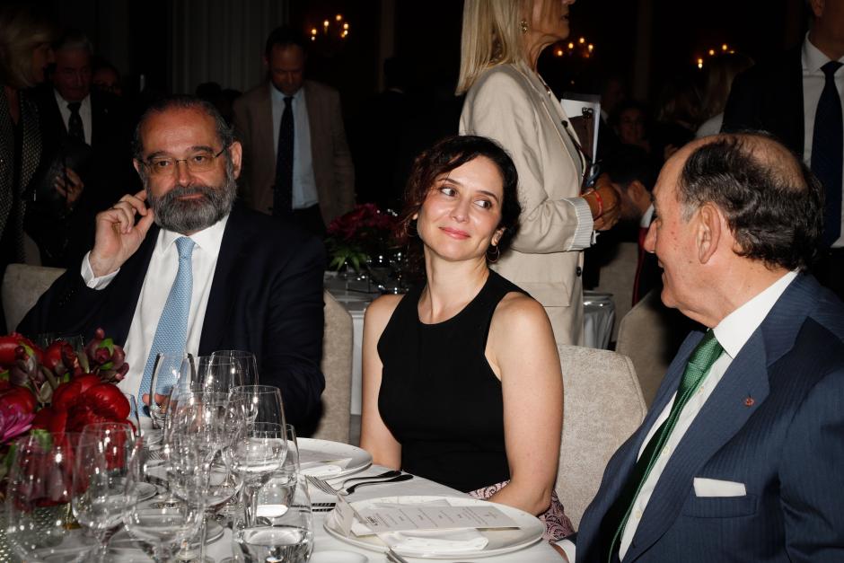 Isabel Díaz Ayuso, flanqueada por Alfonso Bullón de Mendoza e Ignacio Sánchez Galán