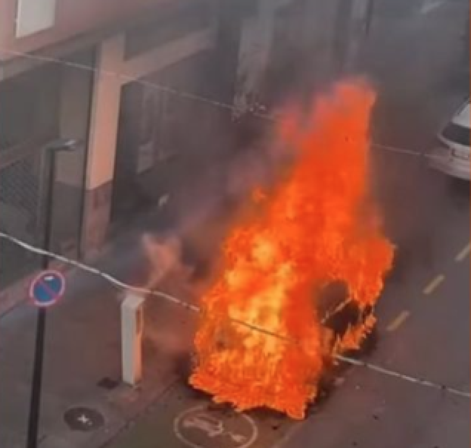 Impresionantes imágenes del coche en llamas