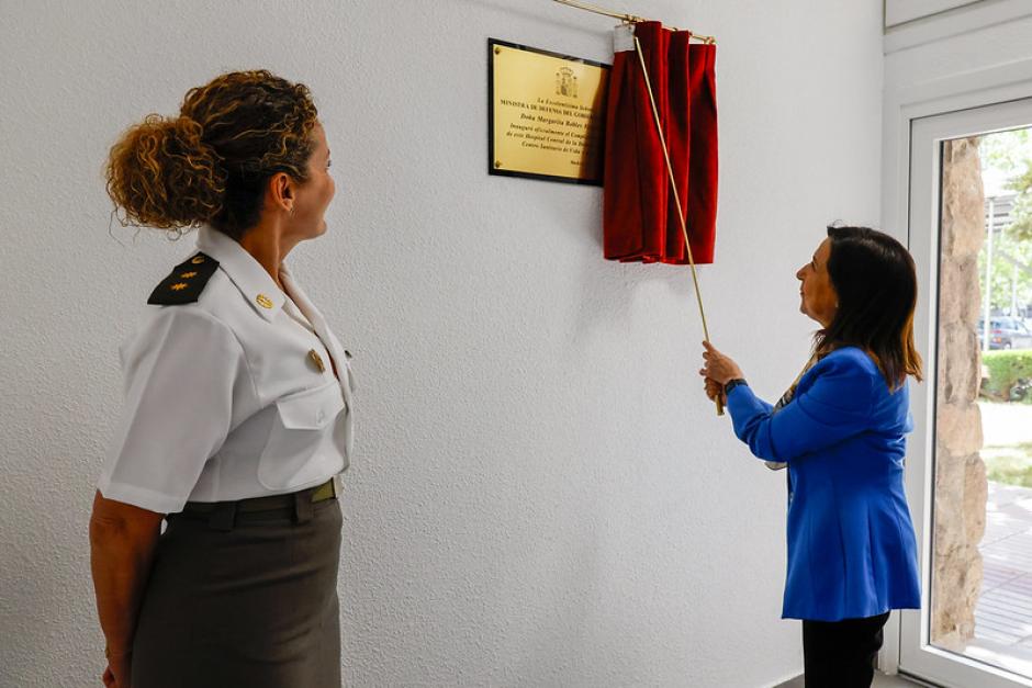 Robles descubre una placa por el 10º Aniversario de la creación de la Unidad de Aislamiento de Alto Nivel e Inauguración de la cámara hiperbárica